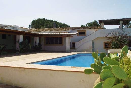 Beautiful villa with pool and direct access to the beach