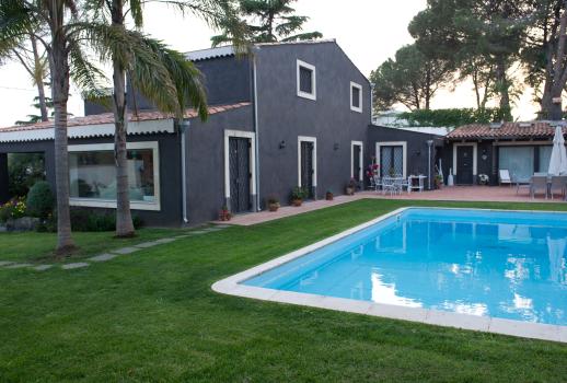 Elegante villa ristrutturata con piscina.