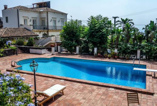 Underbar, restaurerad villa med spektakulär utsikt över havet och pool
