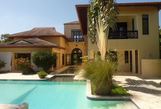 Una elegante villa con un estilo mediterraneo en una urbanizacion muy exclusiva