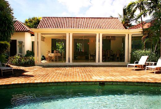 Belle villa dans le style des Caraibes de très haute qualité avec vue excellente sur la mer