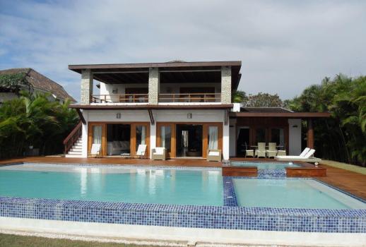 Una moderna y lujosa villa en dos niveles, en el famoso complejo turístico Casa de Campo