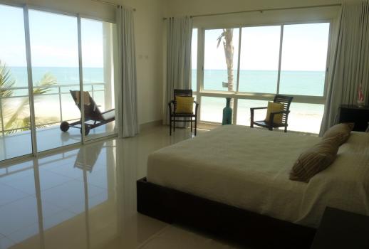 Questo appartamento di lusso si trova sulla spiaggia con vista magnifica sull’Atlantico.