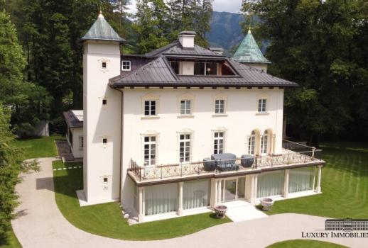 Gräfliches Anwesen in der Nähe des Wolfgangsees, umrahmt von den prächtigen Alpen