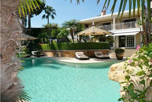 Côte dAzur: Luxury villa with view on the sea