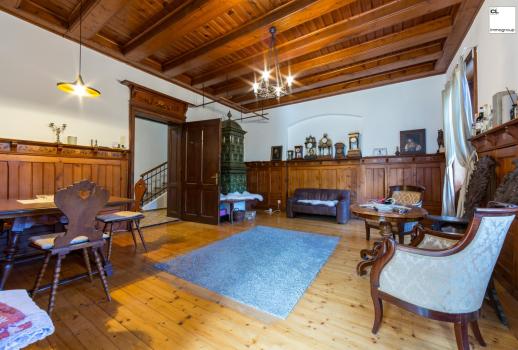 Äldrerad, historisk villa vid sjön Mondsee till salu