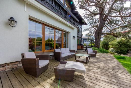 Representativ och rymlig villa på landet med imponerande trädgårdsdesign i Mondsee till salu