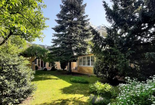 Villa Biedermeier: una rareza para los amantes con un jardín bien cuidado