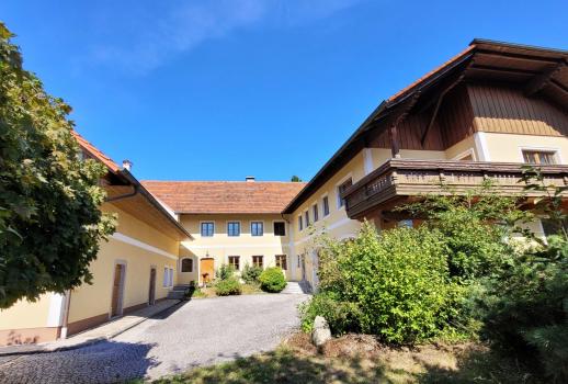 Exceptional three-sided courtyard