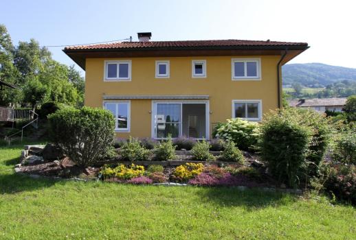 Special detached house, large garden, close to the center