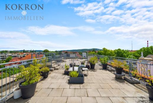 Vítejte ve svém slunečním klenotu! Střešní terasa s panoramatickým výhledem na střechy Korneuburgu