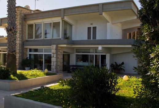 Eladó: Villa közvetlenül a tengerparton