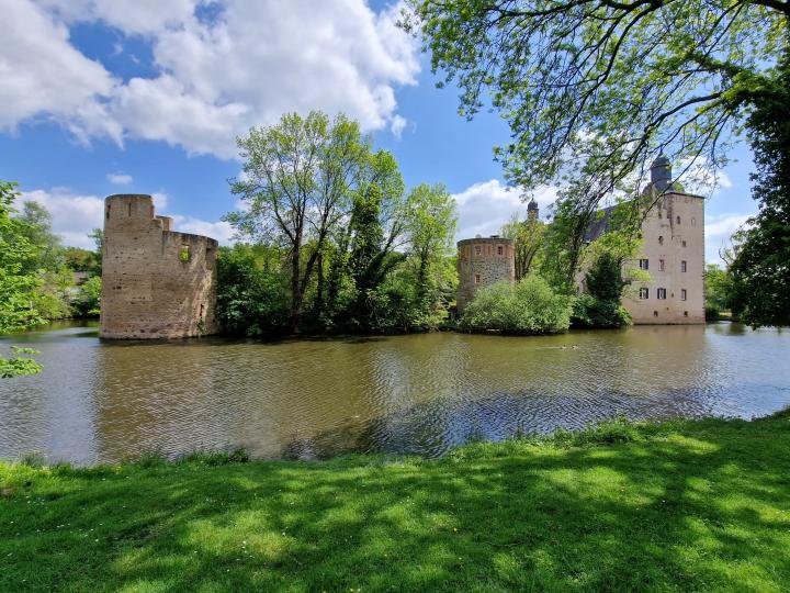 Замок Везер эпохи Возрождения, окруженный рвом, в земле Северный Рейн-Вестфалия