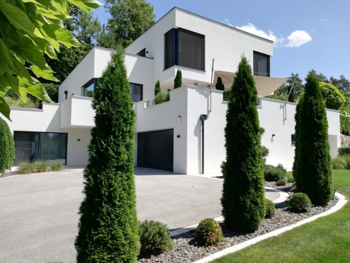 Moderne Luxusvilla mit Alpenchalet