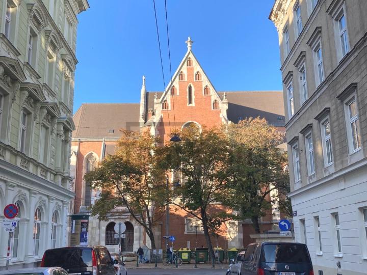 DACHGESCHOSSWOHNUNG NAHE DEM SCHLOSS BELVEDERE