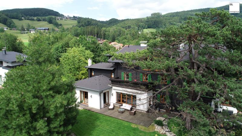 Representative and spacious country house villa with impressive garden design for sale in Mondsee