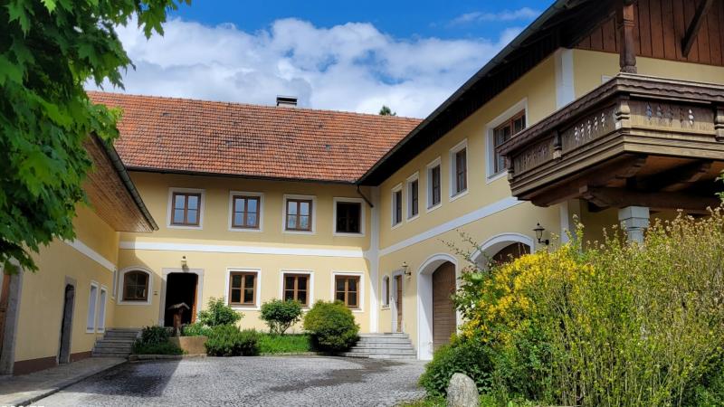 Exceptional three-sided courtyard