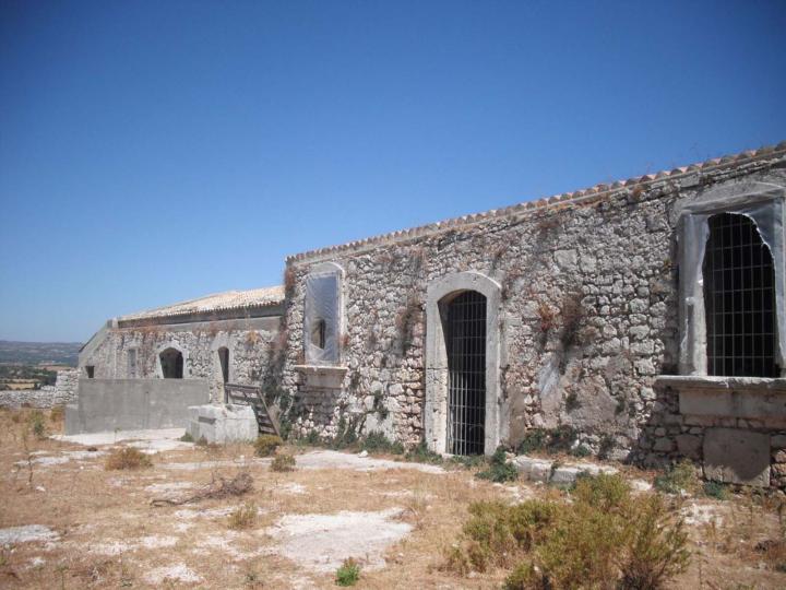 Casa di campagna con grande terreno ad Avola