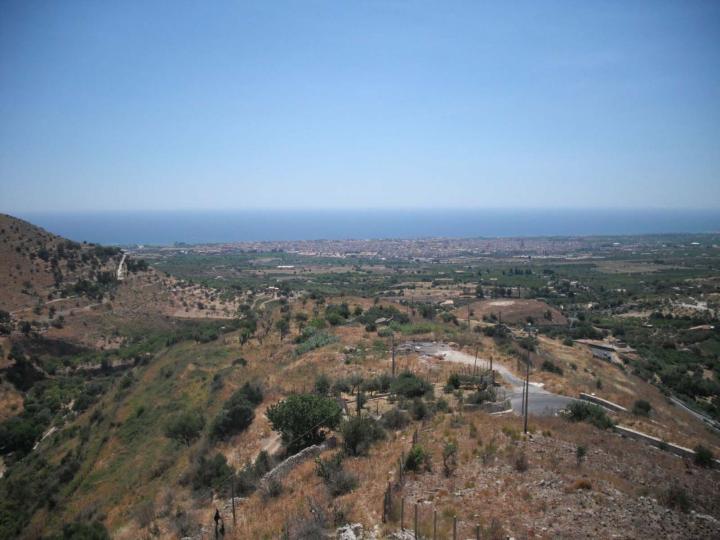 Casa di campagna con grande terreno ad Avola