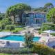 KIVÁLÓ VILLA FANTASZTIKUS KILÁTÁSBÓL A SAINT TROPEZ-ÖBÖLRE